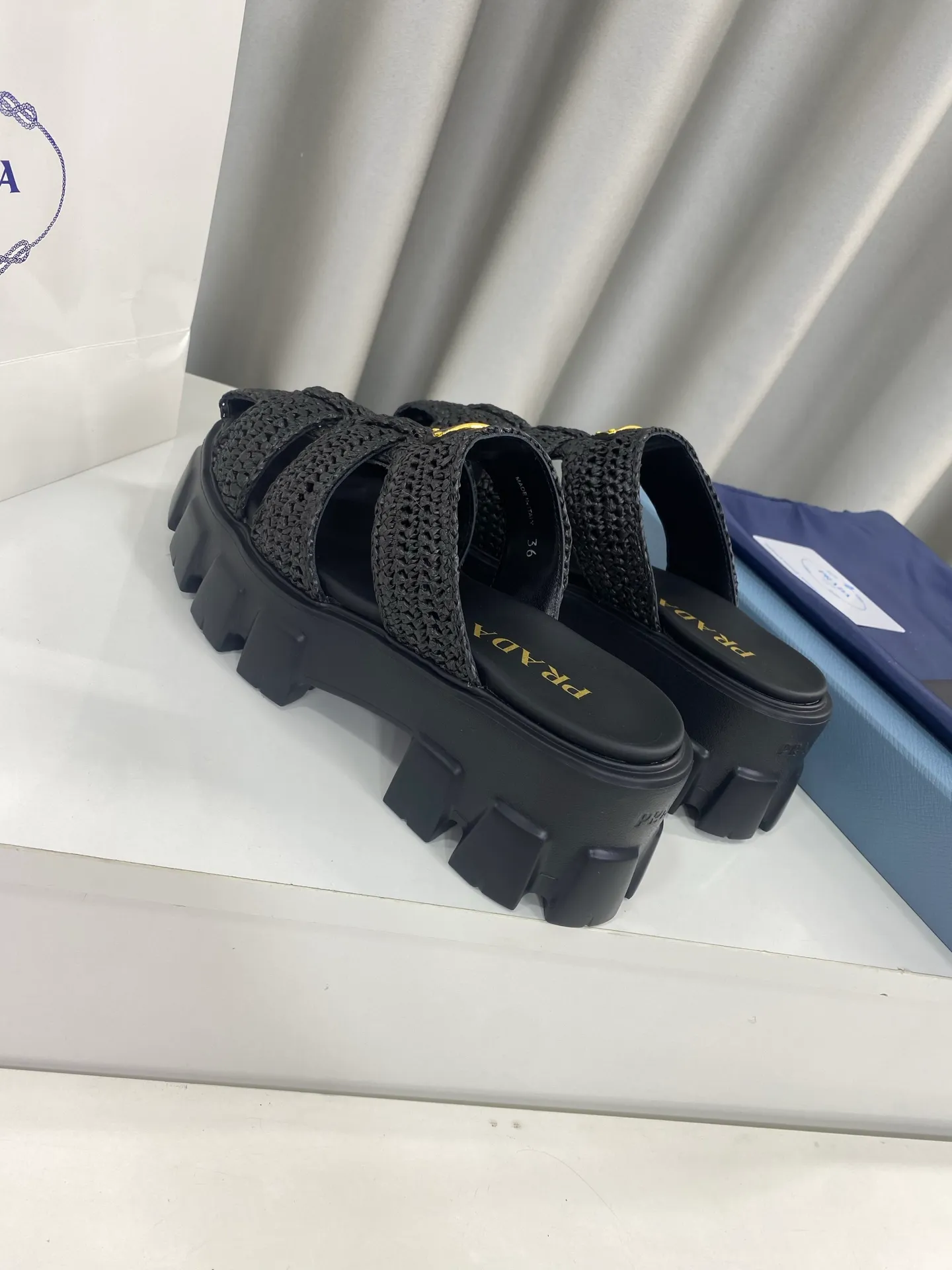 👟👟Ex-factory price 520👟👟 Prada's latest bamboo cage weaving thick-soled triangle buckle sandals☑️ Latest environmentally friendly PP material, fully hand-crocheted, just like knitting sweaters, slow work and meticulous work, retro fashionable thick-soled shoes, with woven uppers, making the whole pair of shoes light and comfortable, bright colors, satisfying various choices for fashionable people with different styles! The iconic metal triangle logo is paired with the shape of ancient beach sandals. Every design element is fashionable! Size: Women's 35-39 (34, 40, custom-made, non-returnable) Full set of counter original packaging